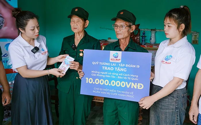 Hình ảnh nhân viên hỗ trợ khách hàng Win33 đang tư vấn, biểu tượng tai nghe và tin nhắn, thể hiện dịch vụ chăm sóc 24/7